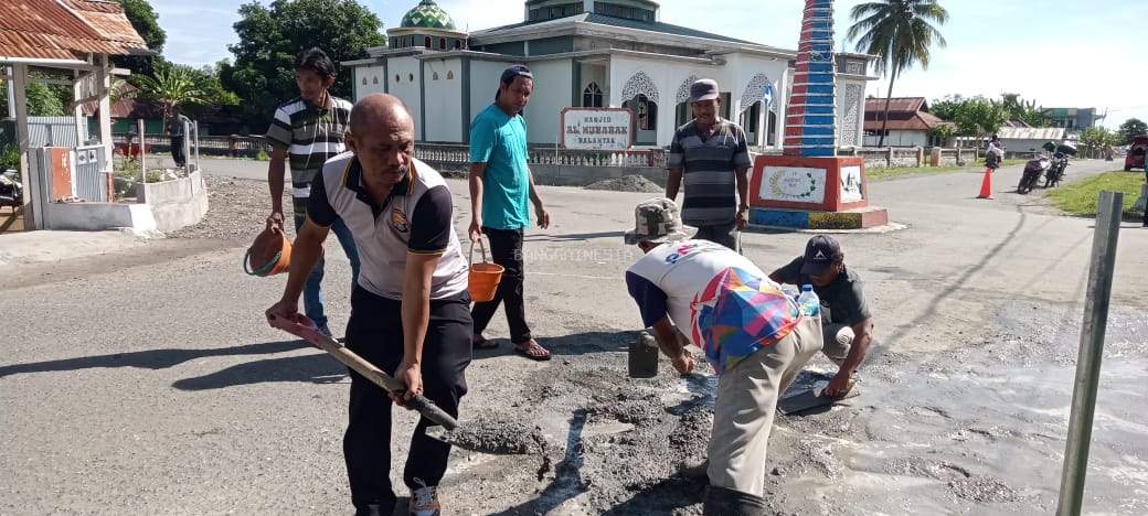 Polisi, Pemerintah Dan Masyarakat Di Balantak  Tutup Jalan Berlubang