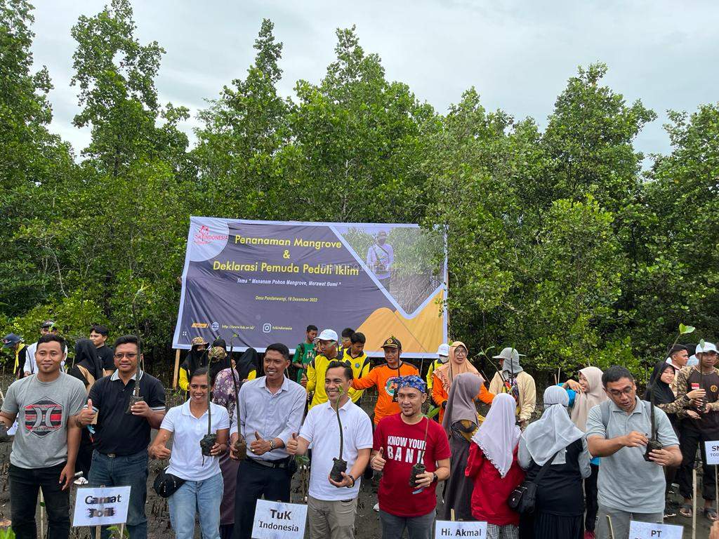 Atasi Krisis Iklim, TuK INDONESIA Bersama Warga Banggai Tanam Mangrove