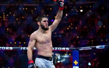 Islam Makhachev Buat Sejarah UFC: Kalahkan Jack, Raih Gelar Ganda!