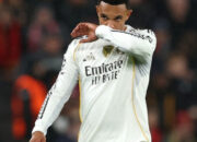 Jude Bellingham Bela Trent Alexander Arnold Saat Dikecam Fans Liverpool di Anfield