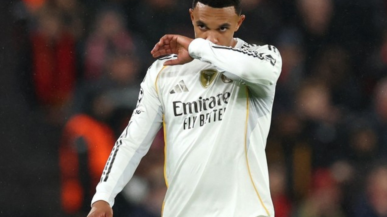 Jude Bellingham Bela Trent Alexander Arnold Saat Dikecam Fans Liverpool di Anfield