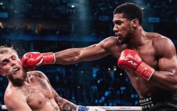 Jake Paul Pamer Uang dan Pistol Emas usai Rahang Joshua Patah KO!