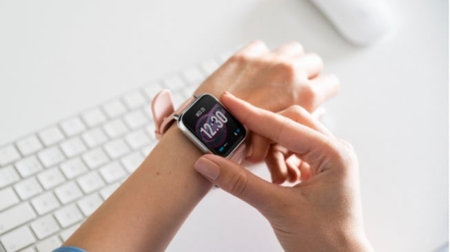 Smartwatch Baterai Awet Berhari hari Rekomendasi Terbaik dengan Aplikasi Selalu Aktif