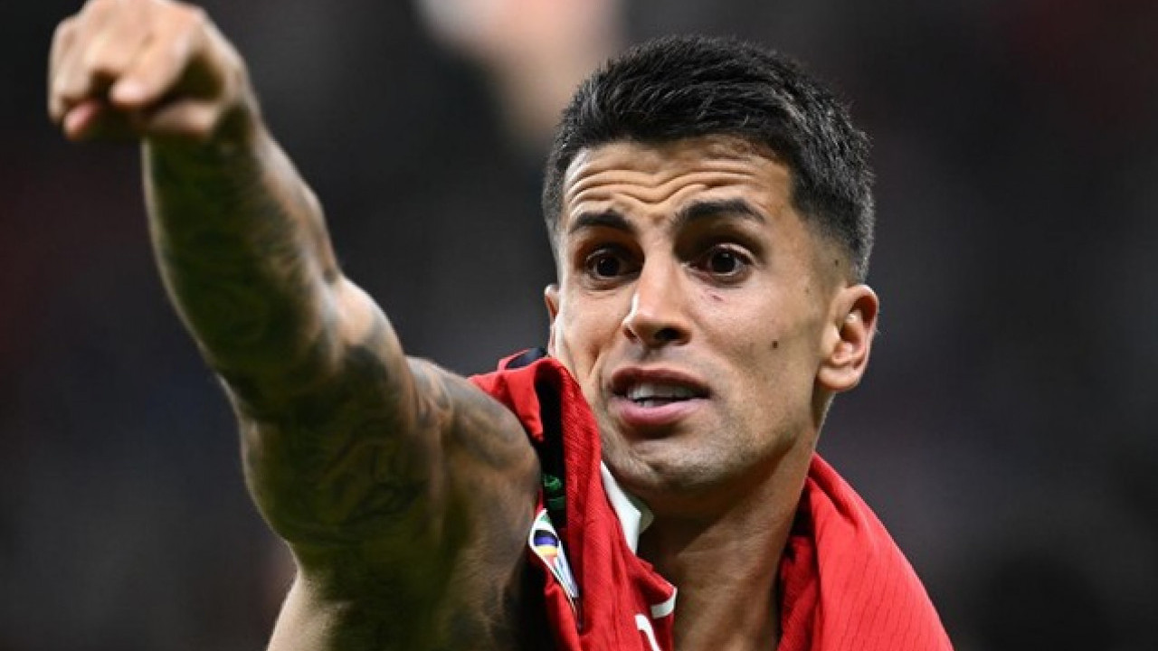 joao cancelo rela potong gaji demi kembali ke barcelona